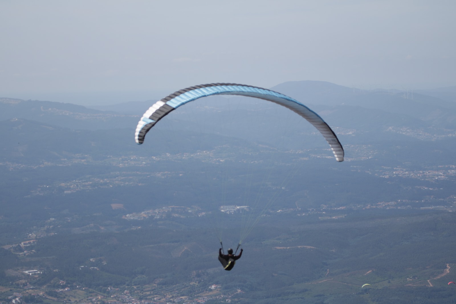 Parapente sobre a serra